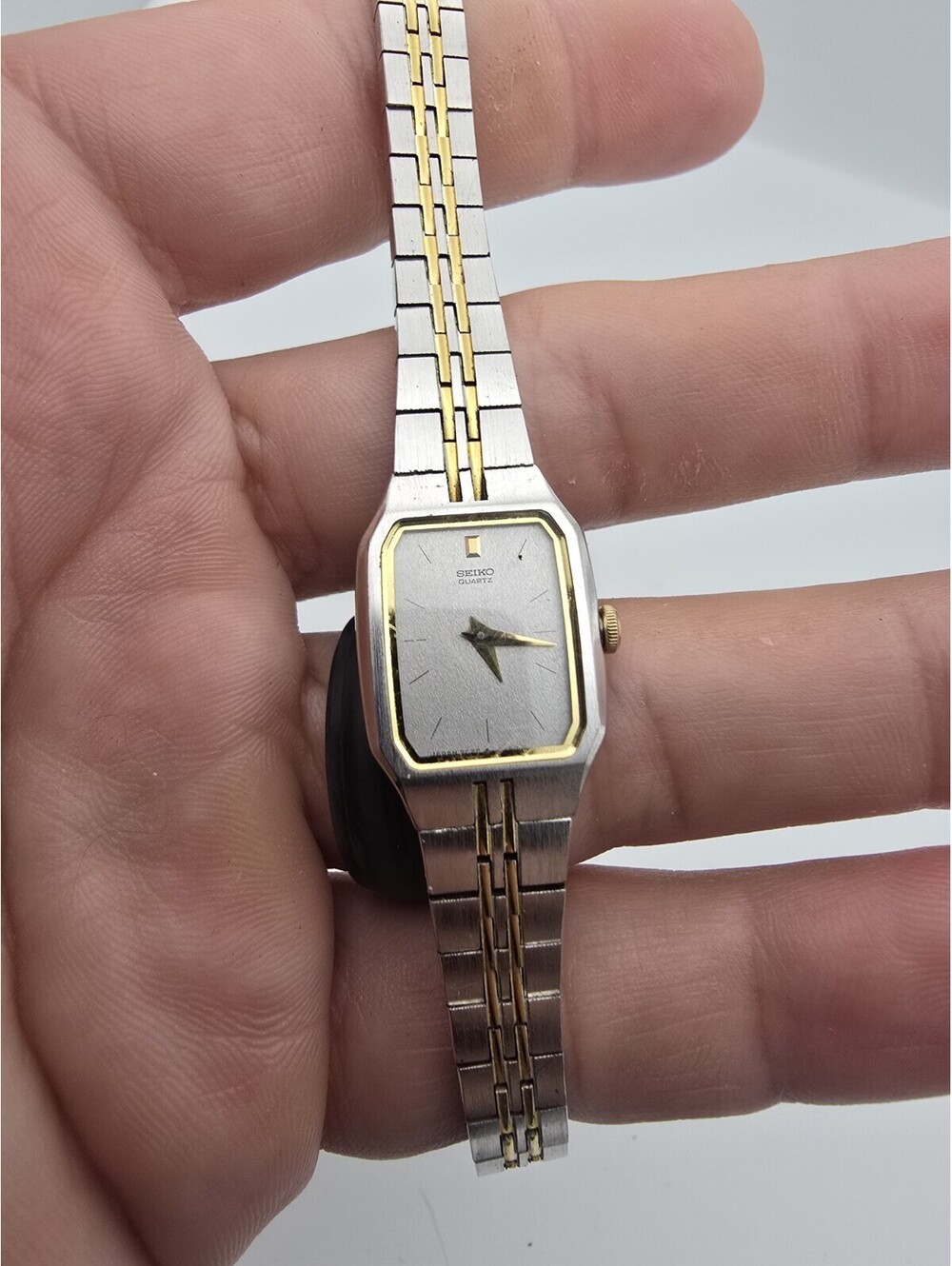 Seiko Quartz Women's Gold Silver Two Tone Base Metal Wristwatch 2Y00-5279